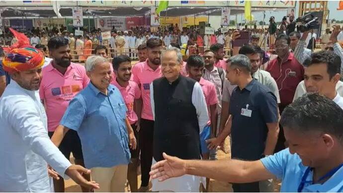 राजस्थान में जब 71 साल के मुख्यमंत्री ने आजमाएं कबड्डी में हाथ, दाव देखने वालों की लग गई भीड़