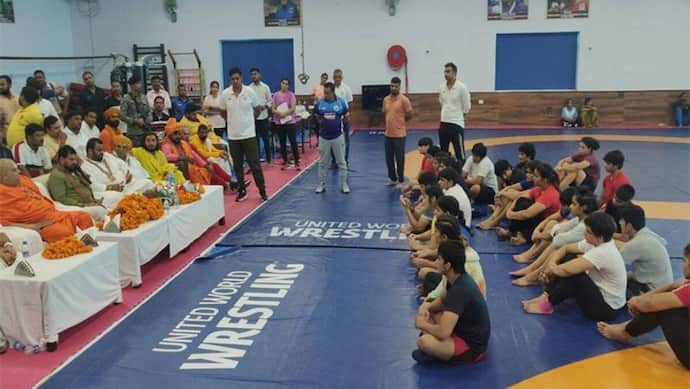 लखनऊ में 'साधुओं' के आशीर्वाद से चुनी गई विश्व कुश्ती चैंपियनशिप 2022 के लिए भारतीय महिला टीम