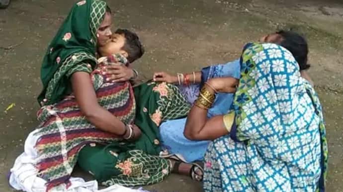 ह्रदय विदारक तस्वीर: बेटे को सीने से चिपकाए अस्पताल के बाहर रोती रही मां, मौत हो गई-नहीं मिला इलाज
