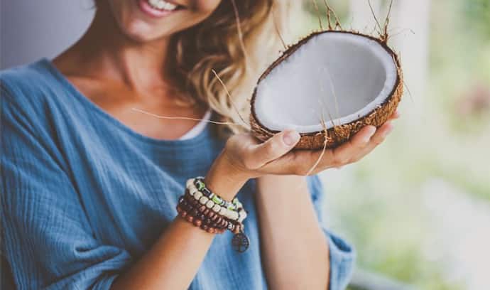  खाली पेट नारियल खाने से मिलती है गजब की खूबसूरती, एक्सपर्ट के बताए 4 फायदे जान रह जाएंगे हैरान