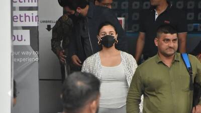 एयरपोर्ट पर स्पॉट हुए हैदराबाद से लौटे रणबीर-आलिया, एक्ट्रेस का बेबी बंप देखकर फैंस बोले, 'सो क्यूट'