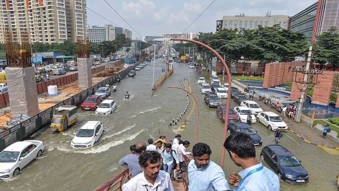 भारी बारिश से पानी-पानी हुआ बेंगलुरु, सड़कें बनीं दरिया, कॉलोनियों में बाढ़ सी स्थिति
