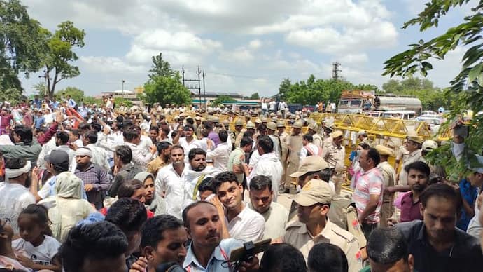 राजस्थान में बेरोजगारों ने कर दिया बवाल.. पुलिस ने भी कर ली लट्ठ बजाने की तैयारी