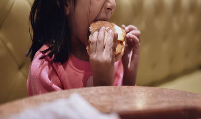 11 साल की बेटी को बर्गर का लालच देकर मां-बाप ने किया ऐसा धोखा, सुनकर रूह कांप उठेगी