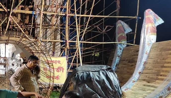 জগৎ মুখার্জি পার্কের পুজো মণ্ডপে শরতে বর্ষার আমেজ, অন্য পরিবেশ তৈরিতে ব্যস্ত উদ্যোক্তারা 