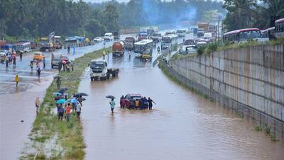 10 Photos: बेंगलुरू में बाढ़ के बाद सड़कों पर चली नाव, एयरपोर्ट से लेकर पॉश इलाकों में भी भरा पानी 