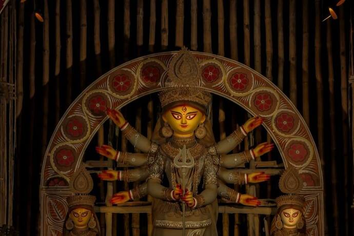 জমজমাট পুজোয় অদেখার যাত্রায় যেতে প্রস্তুতি চলছে সিকদার বাগান সাধারন দুর্গোৎসব কমিটির
