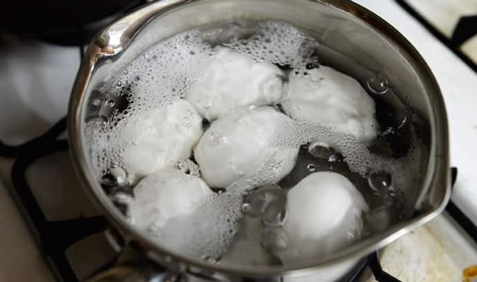 उबले हुए अंडों का पानी अगर फेंक देते हैं तो रुकिए, फायदे जान नहीं करेंगे ऐसा