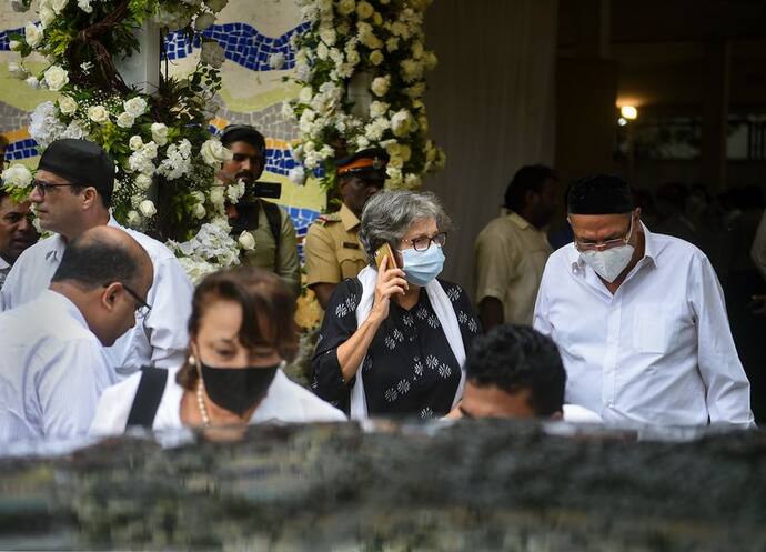 साइरस मिस्त्री का अंतिम संस्कार: टाटा परिवार का यह सदस्य व्हीलचेयर पर बैठकर पहुंचा श्मशान तक