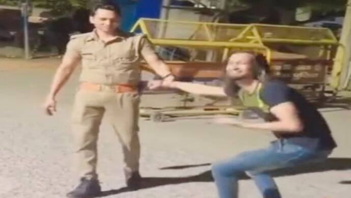 प्रयागराज: सिपाही ने पुलिस चौकी के सामने युवक संग बनाया टिक टॉक वीडियो, CO ने लिया एक्शन