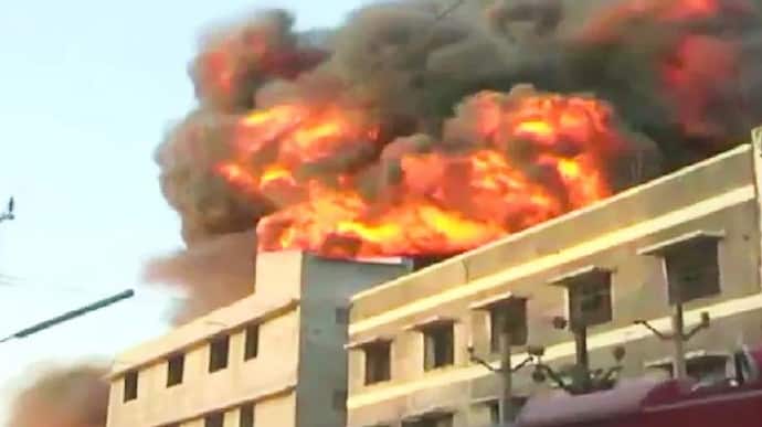  सूरत की कैमिकल फैक्ट्री में धमाके के साथ लगी भयानक आग: 4 मजदूरों की मौत...तेज लपटों से दहला इलाका