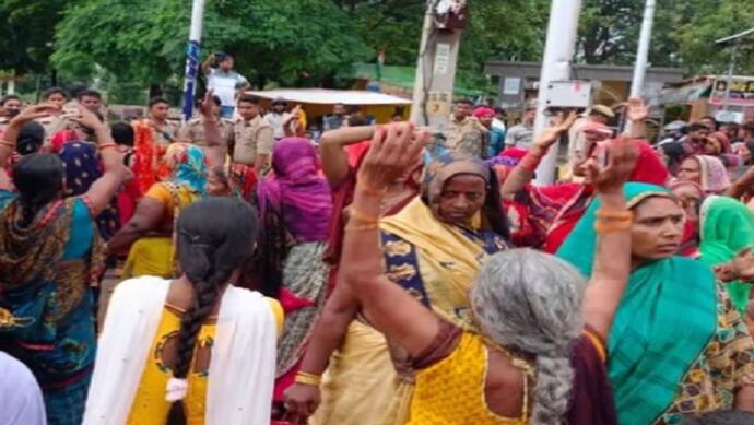 गोरखपुर में धड़ल्ले से चल रहा था धर्म परिवर्तन का खेल, गिरफ्तारी पर समर्थकों ने थाने में जमकर काटा बवाल