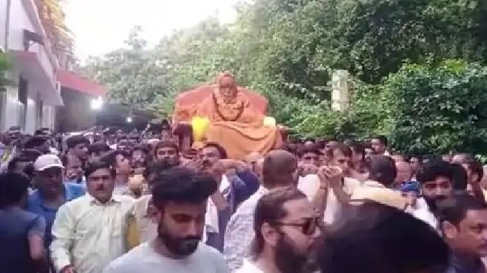  स्वामी स्वरूपानंद के अंतिम दर्शन के लिए हजारों भक्त पहुंच रहे, CM से लेकर विधायक तक...काशी से आए पंडित