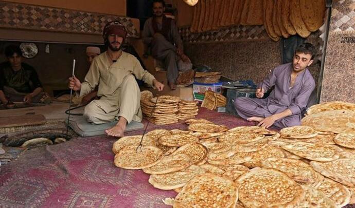 पाकिस्तान में तंदूरी रोटी की कीमत सुनकर होश उड़ जाएंगे, आपदा में 100% फायदा उठा रहे मुनाफाखोर