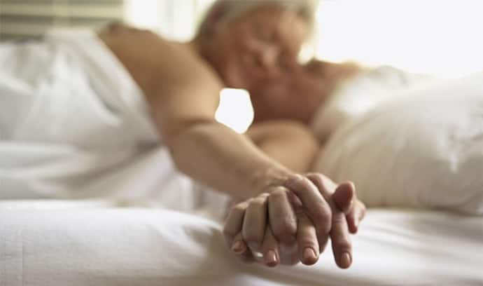 89 साल का बुजुर्ग कर रहा था बार-बार सेक्स करने की जिद, बिस्तर पर पड़ी पत्नी ने देखिए क्या किया...