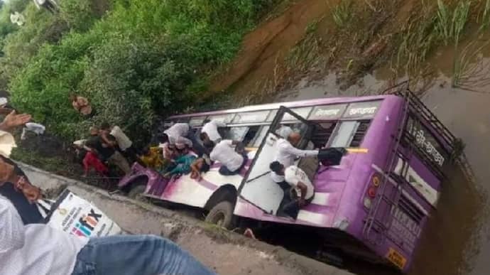  मध्य प्रदेश के खंडवा में बड़ा हादसा: 50 यात्रियों से भरी बस नदी में जा गिरी, 2 की मौत तो कई हुए घायल