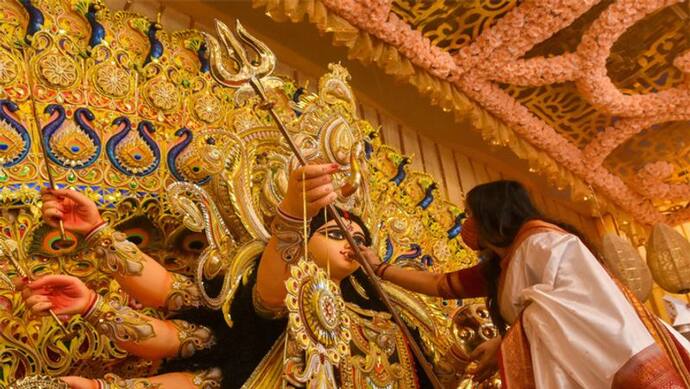 दुर्गा पूजा के दौरान कर रहे हैं कोलकाता का सफर, तो यहां जरूर करें यह पांच काम
