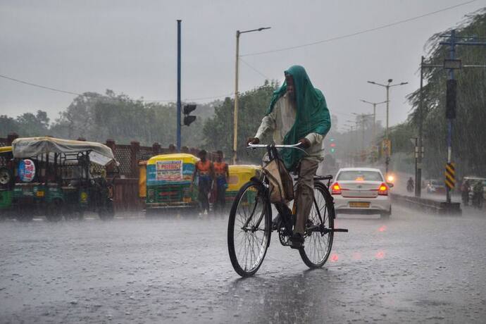 Breaking News: আকাশ কালো করে বৃষ্টি নামল শহরজুড়ে, পুজোর মুখেই দুর্যোগ শুরুর আশঙ্কা 