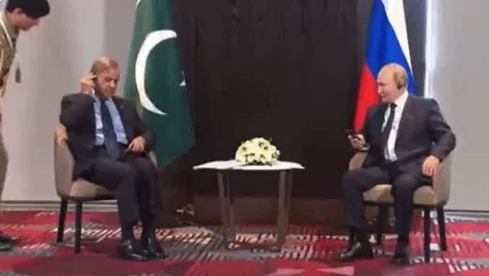 पुतिन के सामने बेइज्जती करवा बैठे पाकिस्तान के पीएम, शरीफ को ऐसा करता देख हंसने लगे रूसी राष्ट्रपति