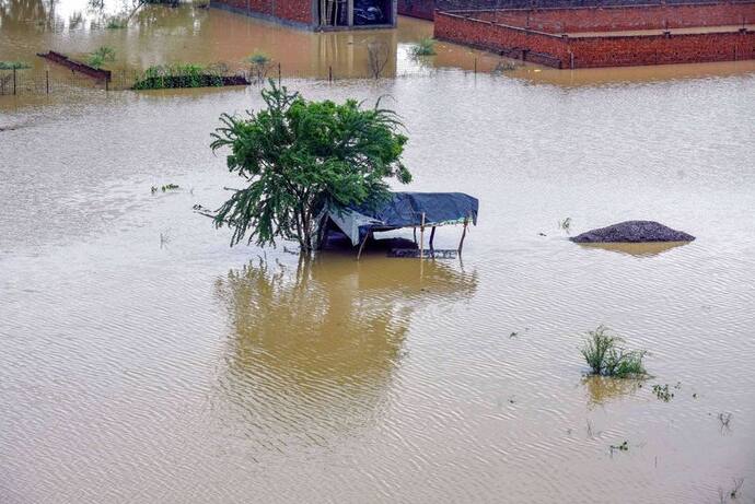 Monsoon Update: यूपी, बिहार, पश्चिम बंगाल, गुजरात आदि में भारी बारिश का अलर्ट, जानिए बाकी राज्यों का हाल