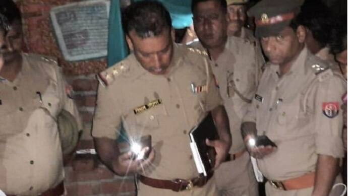 लखीमपुर: युवती से दुष्कर्म का प्रयास करने वाले युवकों को बचा रहे थे दरोगा, SP ने किया सस्पेंड