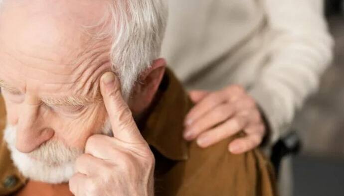 Alzheimer’s: अल्जाइमर छीन लेता है यादों का खजाना, जानें इसके शुरुआती लक्षण और ट्रीटमेंट