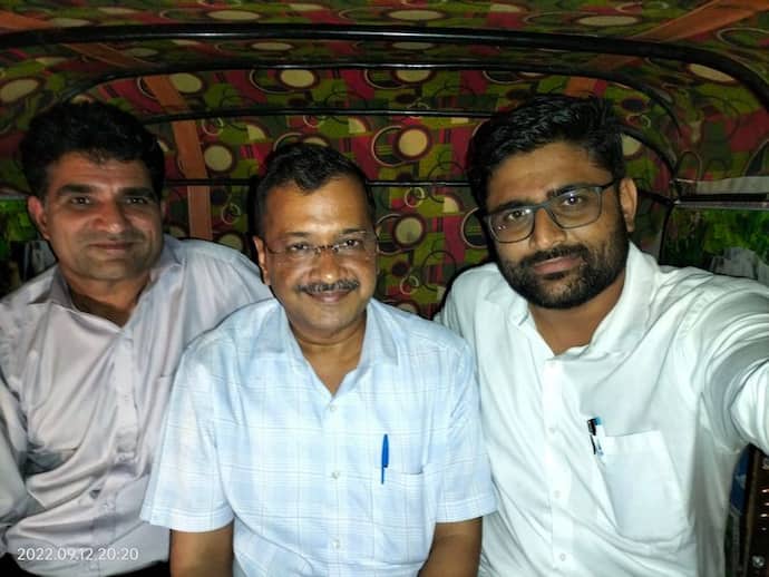 अरविंद केजरीवाल के स्वागत में लगे 'मोदी-मोदी' के जयकारे, मुस्कुराते हुए आगे बढ़ गए दिल्ली के CM