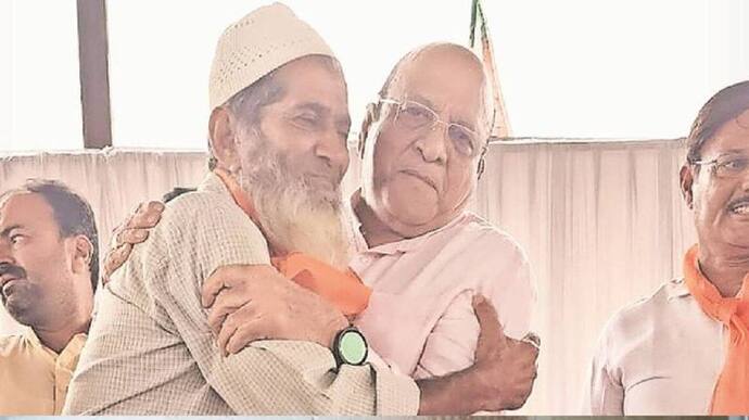  गुजरात में चुनाव से पहले कांग्रेस को बड़ा झटका: 300 मुस्लिम BJP में शामिल, फहराया भाजपा का ध्वजा 