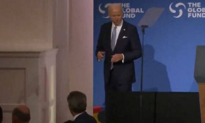 Video: एक बार फिर 'भूत' से बात करते दिखे अमरीकी राष्ट्रपति जो बिडेन, मंच पर कुछ देर तक करते रहे अजीब हरकत