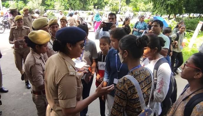 वाराणसी: बीएचयू पहुंची महिला पुलिस टीम ने महिलाओं और बालिकाओं को पढ़ाया जागरूकता का पाठ