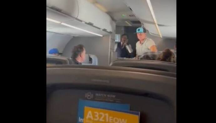 विमान में यात्री ने फ्लाइट अटेंडेंट को इस बात के लिए मारा मुक्का, लैंड होने के बाद जानिए क्या हुआ उसके साथ 