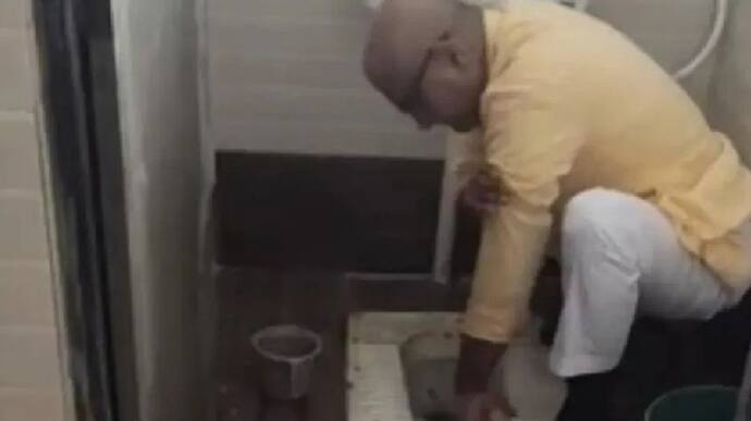  टॉयलेट साफ करते दिखे BJP सांसद, ग्लव्स-ब्रश नहीं मिला तो हाथ से कर दी सफाई...Video हो रहा वायरल 