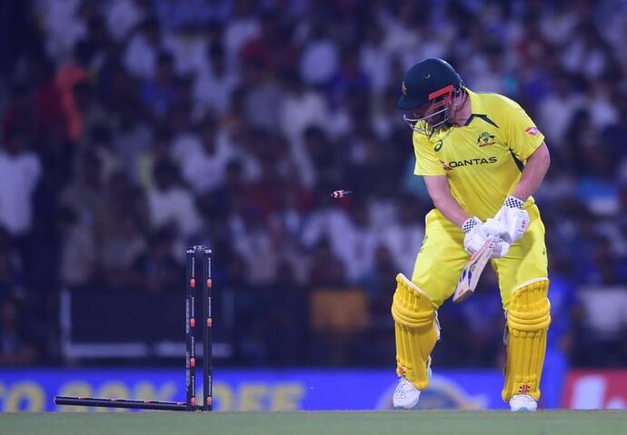 भारत V/S ऑस्ट्रेलिया: बुमराह की गेंद पर बोल्ड होकर कैप्टन फिंच ने दी बधाई, करिश्माई यार्कर पर धड़ाम हुए स्मिथ 