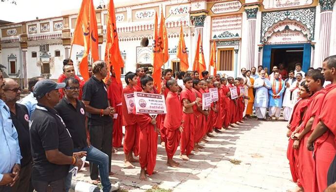 गुरुकुल के विद्यार्थियों ने निकाली विशाल रैली, काशी को मांस मदिरा मुक्त क्षेत्र घोषित करने की हुई मांग