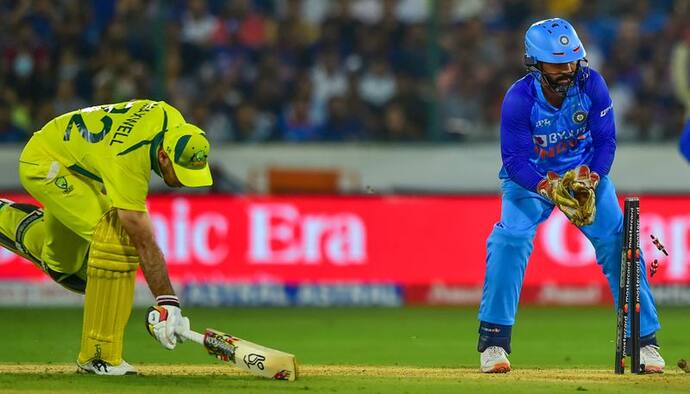 इंडिया V/S ऑस्ट्रेलिया: मैच में कई बार हुआ वार-पलटवार, कैप्टन ने गला पकड़ने की जगह चूमा माथा, जानें क्यों...