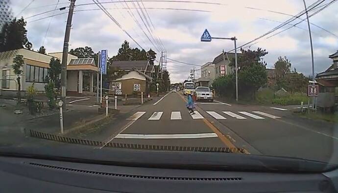 गजब है जापान और वहां के लोग, बच्ची के रोड क्रॉस करने पर रूक गया ट्रैफिक, वीडियो में देखिए कैसे बोला थैंक्यू 