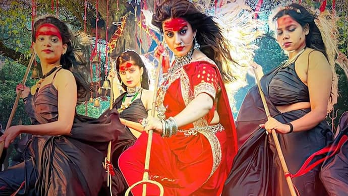 LEAK SEX CLIP विवाद: भोजपुरी एक्ट्रेस अक्षरा सिंह को देवी अवतार में देख भड़के लोग, बोले- आप इस लायक नहीं हो