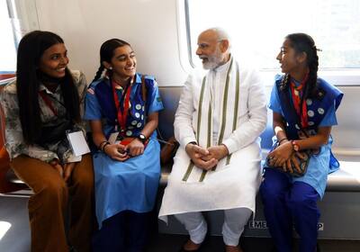  वंदे भारत ट्रेन में PM मोदी ने किया सफर, खिड़की से छतों पर खड़े लोगों को हिलाया हाथ, पैसेंजर से खूब बतियाए
