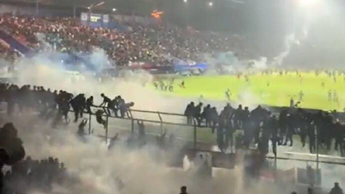 इंडोनेशिया: फुटबॉल मैच में हार बर्दास्त नहीं कर पाए फैन्स, मैदान में आकर शुरू कर दिया दंगा, 127 की मौत