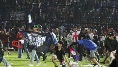 इंडोनेशिया: फुटबॉल मैच में हारी अपनी टीम तो फैन्स ने मचा दिया कोहराम, स्टेडियम से लेकर सड़कों तक किया दंगा