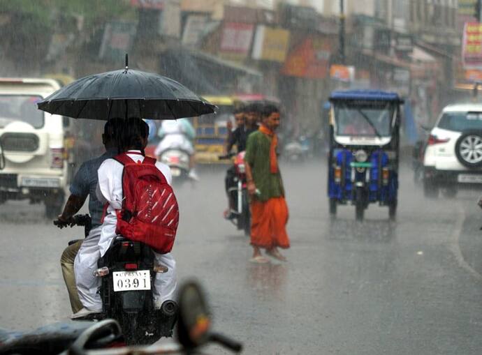 Weather Report: पश्चिम बंगाल में बारिश ने डाला दुर्गा उत्सव में खलल, कई राज्यों में फिर बारिश का दौर