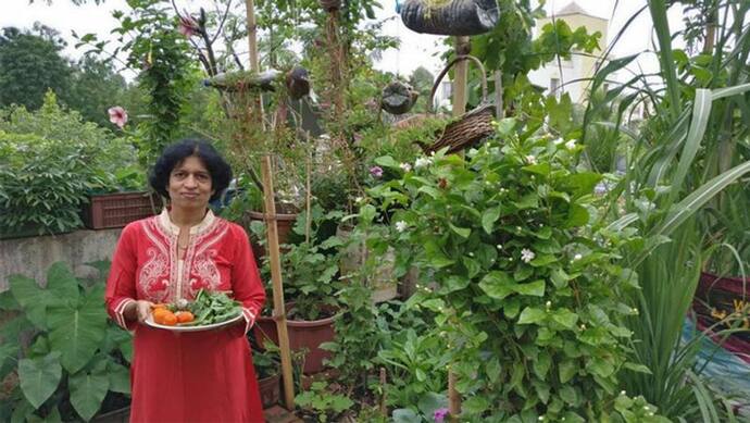 बिना मिट्टी के ही फल-फूल से लेकर सब्जियां तक उगा रही यह महिला, जानें कैसे अपनी छत को बना दिया हरा भरा खेत