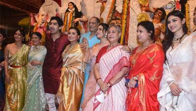 5 PHOTOS: दुर्गा पंडाल में पहुंचीं रानी-काजोल, रणबीर के पीछे खड़े इस एक्टर को नहीं पहचान पाएंगे
