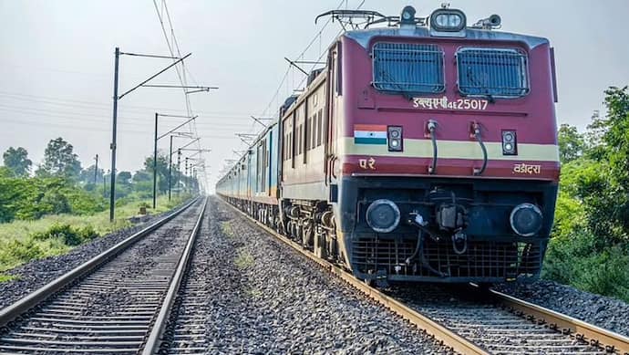 Indian Railways: रेलवे ने 4 अक्टूबर को कैंसिल कीं ये 208 ट्रेनें, ऐसे चेक करें आपकी ट्रेन का स्टेटस