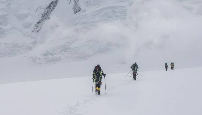 Uttarakhand Avalanche: अबतक 16 पर्वतारोहियों का शव बरामद, रेस्क्यू ऑपरेशन के दौरान 8 घायलों को भी बचाया