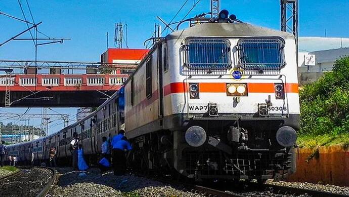 Indian Railways: रेलवे ने 5 अक्टूबर को कैंसिल कीं 206 ट्रेनें, इन 5 स्टेप्स से चेक करें अपनी ट्रेन की स्थिति