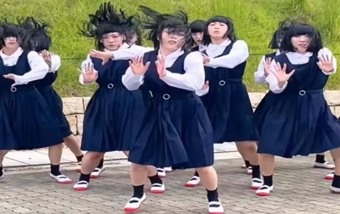 जापानी लड़कियों ने काला चश्मा गाने पर किया शानदार डांस.. आप भी देखिए मूड बन जाएगा 