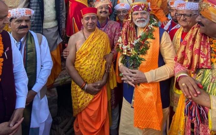 भगवान के दर्शन के लिए प्रधानमंत्री मोदी ने तोड़ा प्रोटोकॉल, भेंट स्वीकारते की अद्भुत है तस्वीरें 
