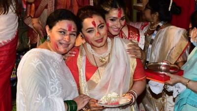 दुर्गा पंडाल में रानी, काजोल और तनीषा का सिंदूर खेला, बहन पर प्यार लुटाती दिखीं एक्ट्रेस