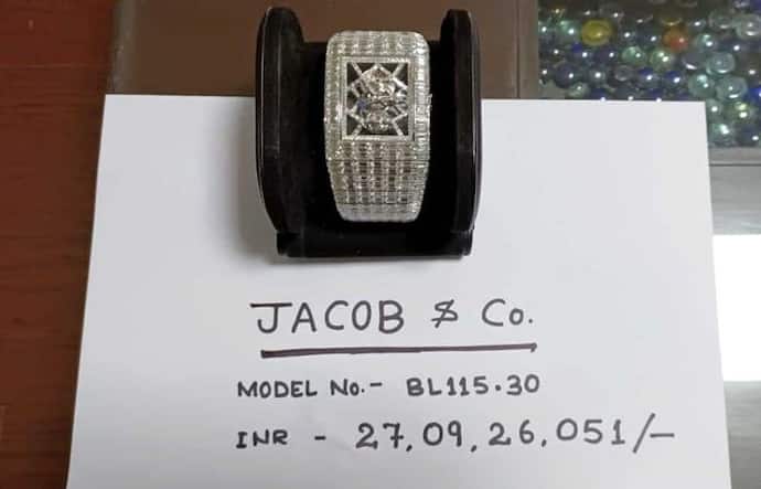 OMG! 27 करोड़ की एक घड़ी, इसके ऊपर एक-दो नहीं बल्कि जड़े हैं 76 सफेद हीरे